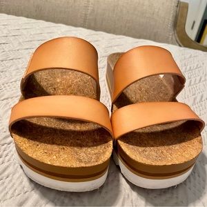 Womens Reef sandals size 8, gently worn. They fit more like 8.5